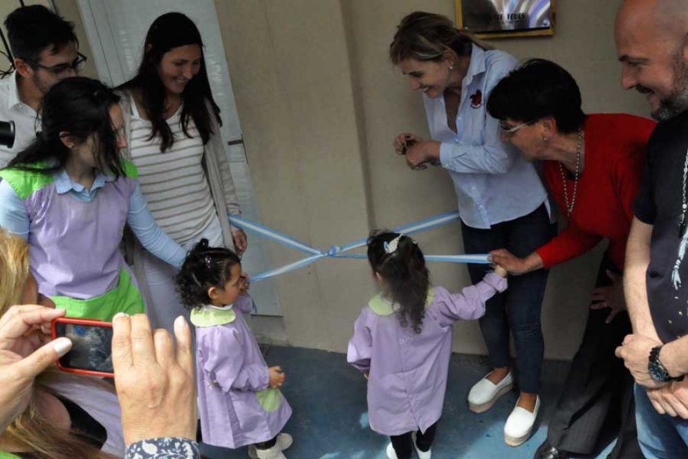 Las autoridades municipales, los chicos y los docentes realizaron el cl&aacute;sico corte de cinta.