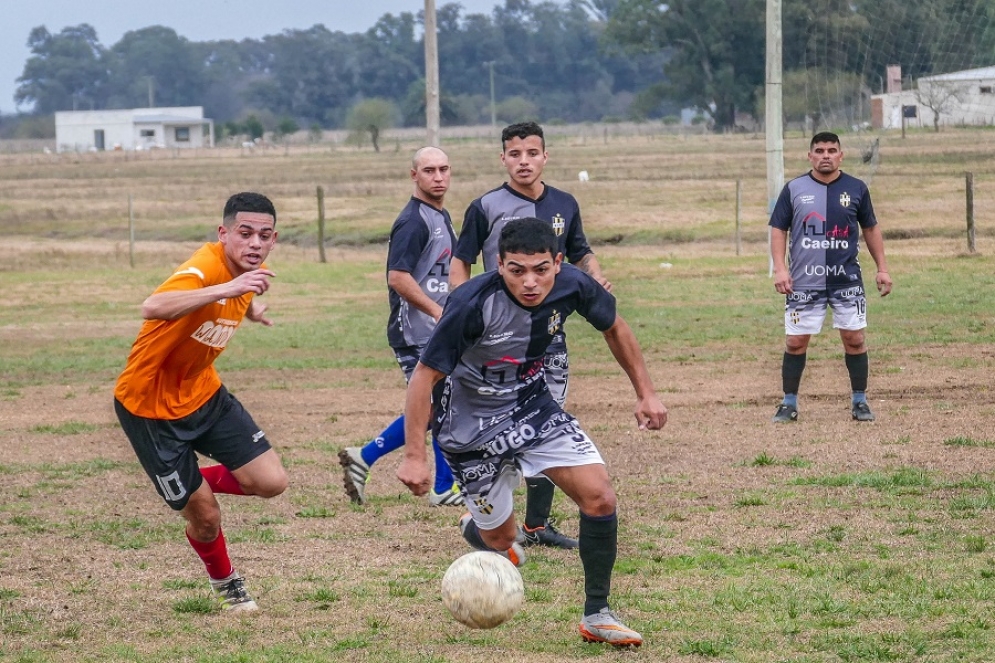 Los jugadores de San Esteban y San Ignacio detr&aacute;s de la pelota. 