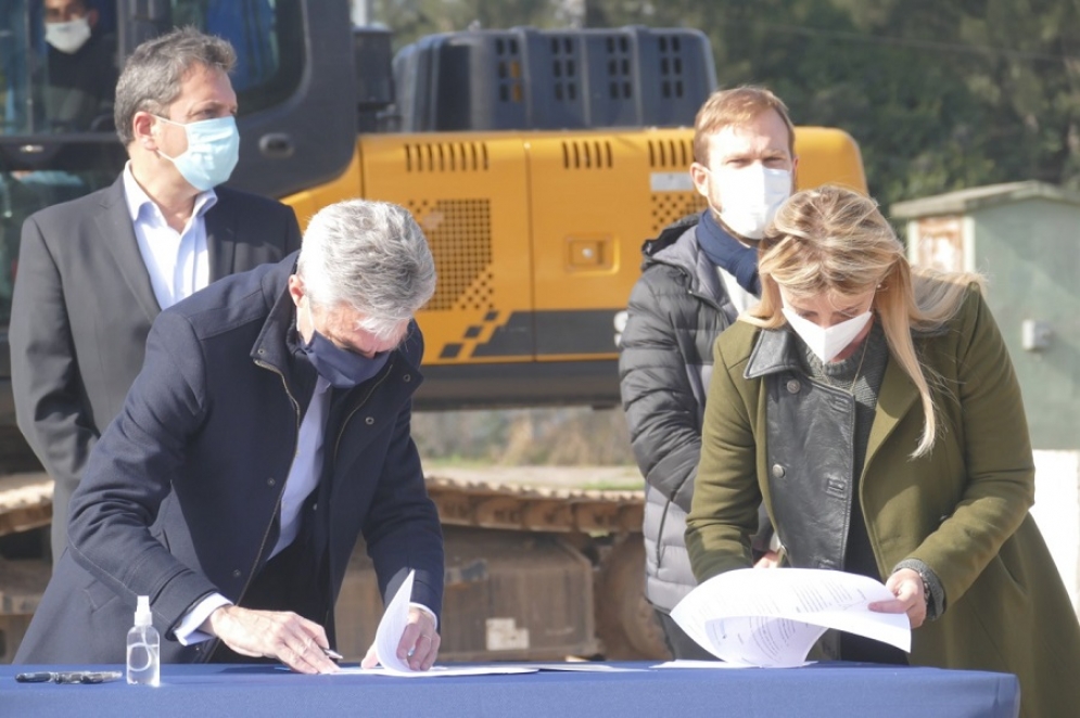La intendenta Fassi firmando el convenio junto ministro de Transporte de la Naci&oacute;n, Mario Meoni. 