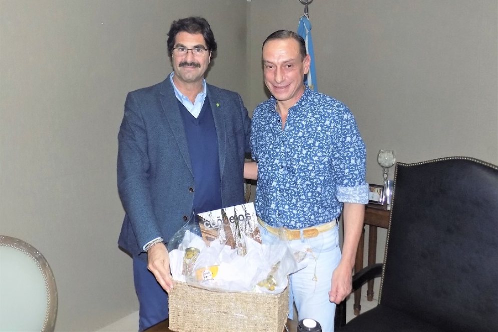 El ministro de Agroindustria, Leonardo Sarqu&iacute;s y el intendente Gustavo Arrieta.