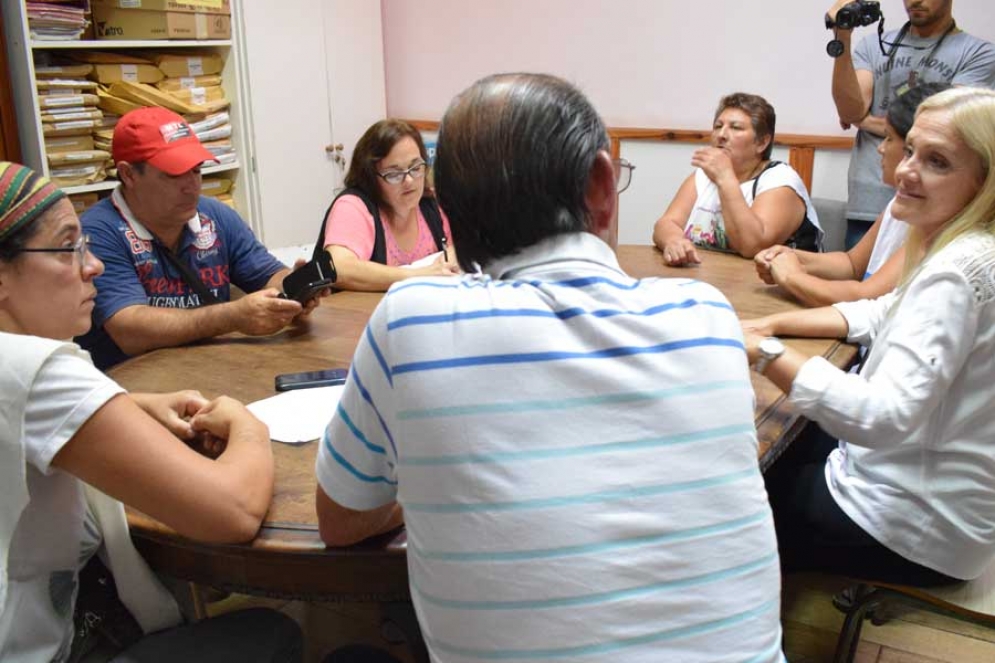 Los dirigentes sociales y pol&iacute;ticos reunidos con la presidenta del Consejo Escolar, Ver&oacute;nica Iozzolino.