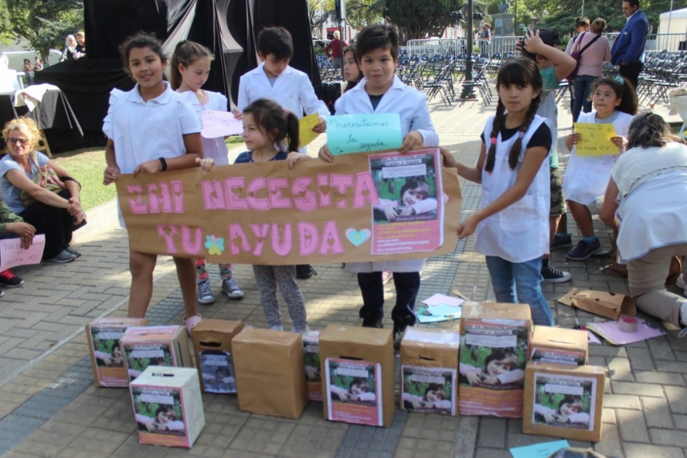 Alumnos de la Escuela Primaria N&ordm;23 trabajando en la colecta 