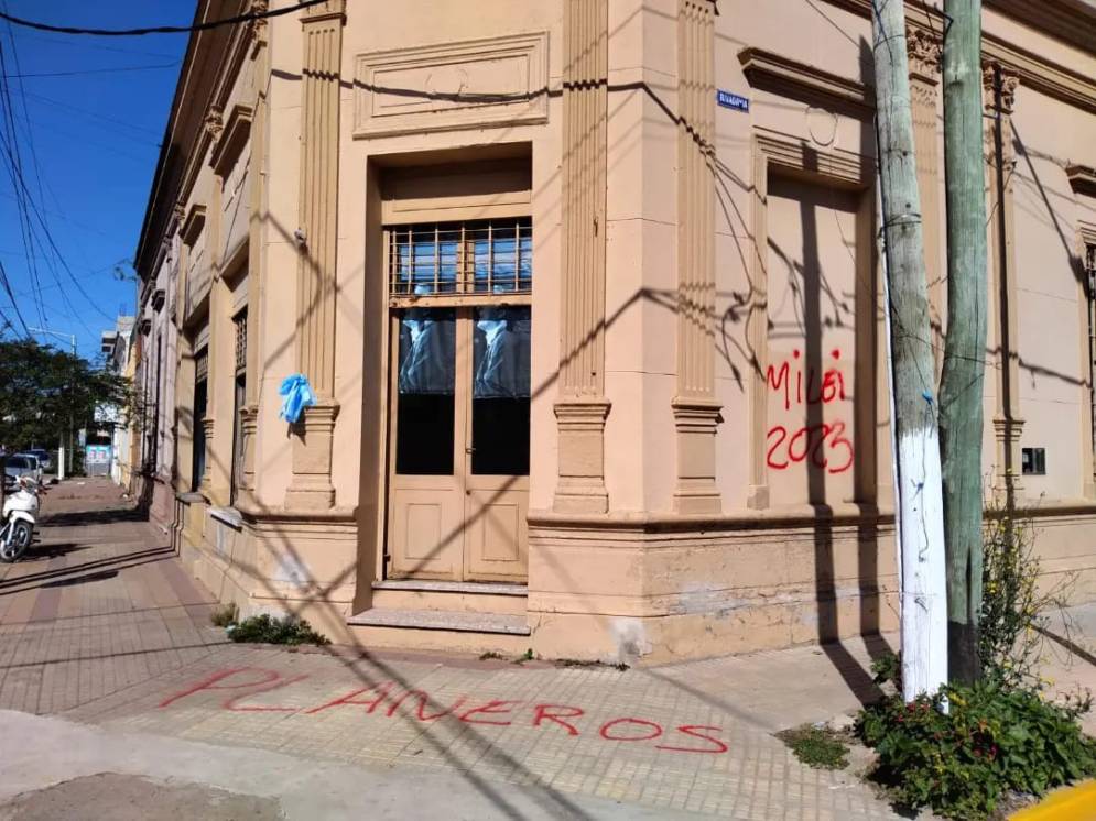 Las pintadas en el frente de la unidad b&aacute;sica de La C&aacute;mpora Ca&ntilde;uelas.