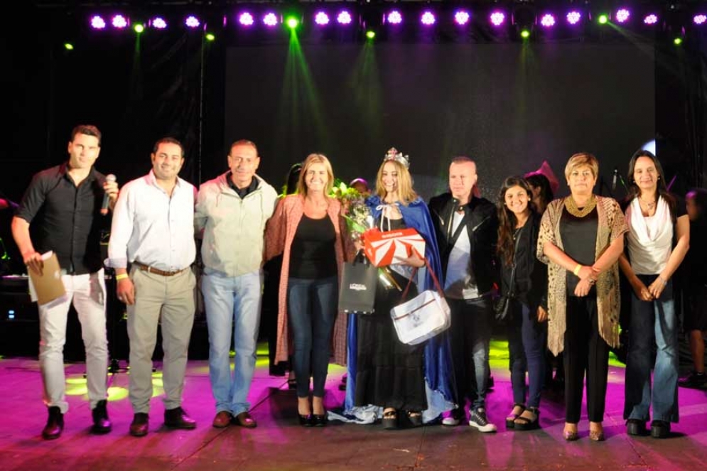 Las autoridades premiando a la ganadora del concurso 2016.