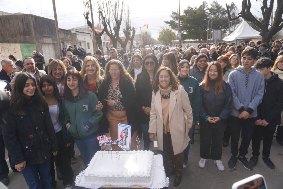 La intendenta, Marisa Fassi junto a directivos y alumnos de la Escuela&nbsp;Industrial