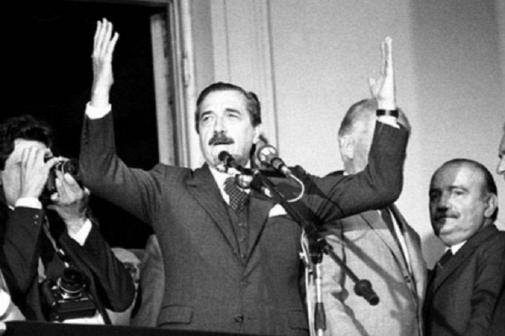 Ra&uacute;l Alfons&iacute;n, el primer presidente democr&aacute;tico tras la &uacute;ltima dictadura c&iacute;vico militar.