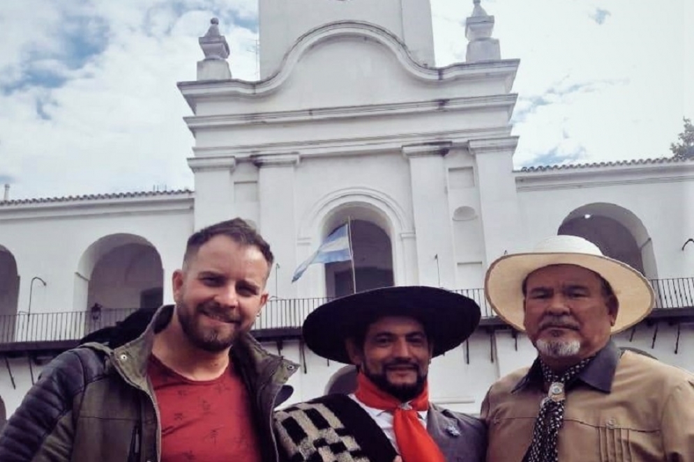Carlos Loray frente al Cabildo junto Leo Parigi y "Pili" Espina. 