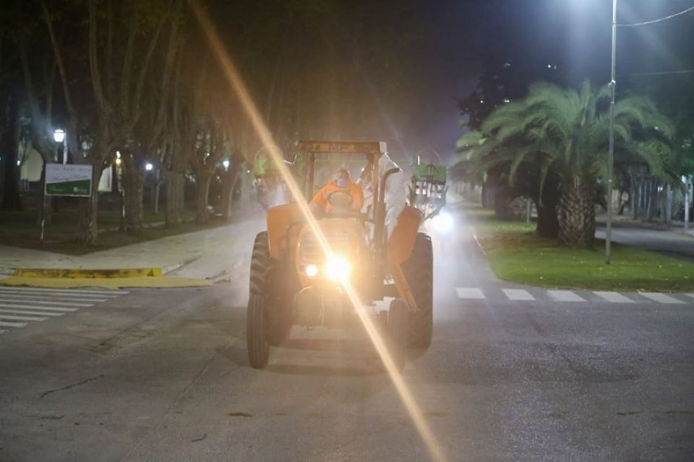 Contin&uacute;an con intensidad las tareas de desinfecci&oacute;n masiva por las calles.