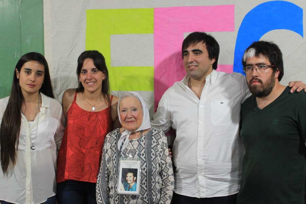 Nora Corti&ntilde;as junto a los integrantes del Frente Estudiantil Ca&ntilde;uelas. 