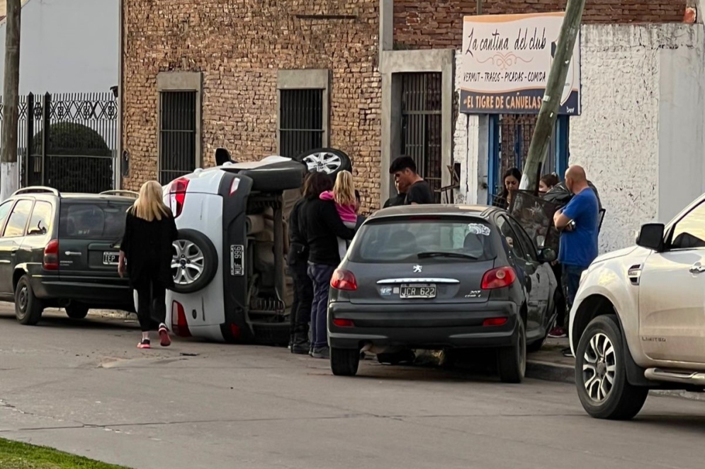 El veh&iacute;culo volcado contin&uacute;a en la esquina de Florida y Lara. 