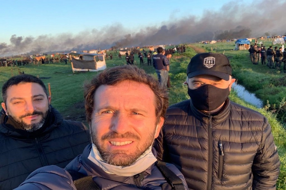 Condom&iacute; al frente, Damonte detr&aacute;s de campera azul y Romero con barbijo negro.