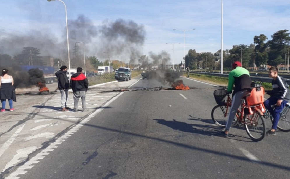 Denuncian que este viernes por la ma&ntilde;ana retiraron el cableado de los postes.