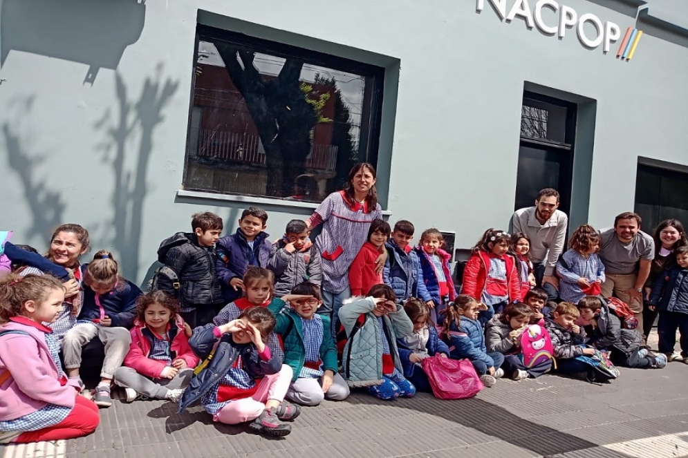 Los ni&ntilde;os consultaron sobre el funcionamiento de una radio.