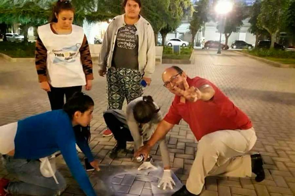 Los militantes realizando las pintadas en la Plaza San Mart&iacute;n.