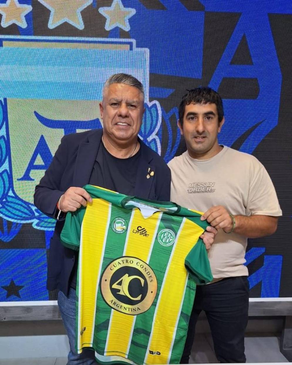 Los presidentes a la foto: Claudio Tapia, de la AFA, y Mauricio Senas, del tricolor.