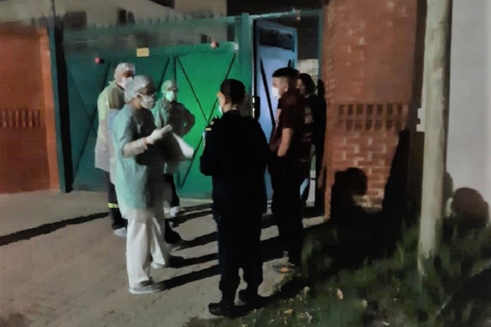 Los profesionales visitando el domicilio el jueves por la noche para constatar que se hab&iacute;a cumplido con el protocolo. 