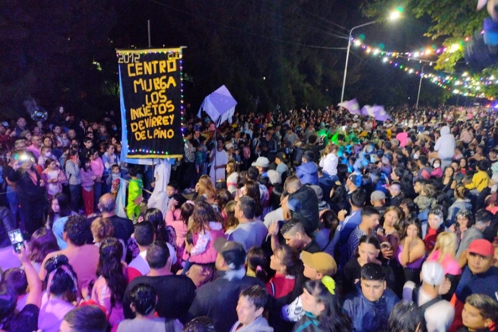 M&aacute;s de 10 mil personas presenciaron el desfile de comparsas.