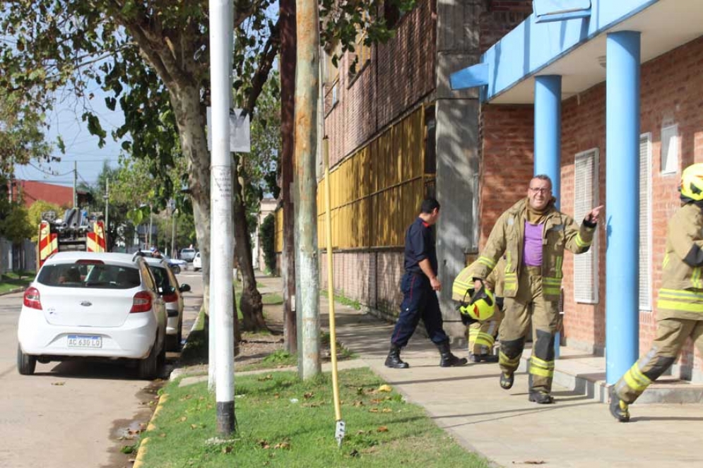 Los Bomberos ingresando al Jard&iacute;n de Infantes.