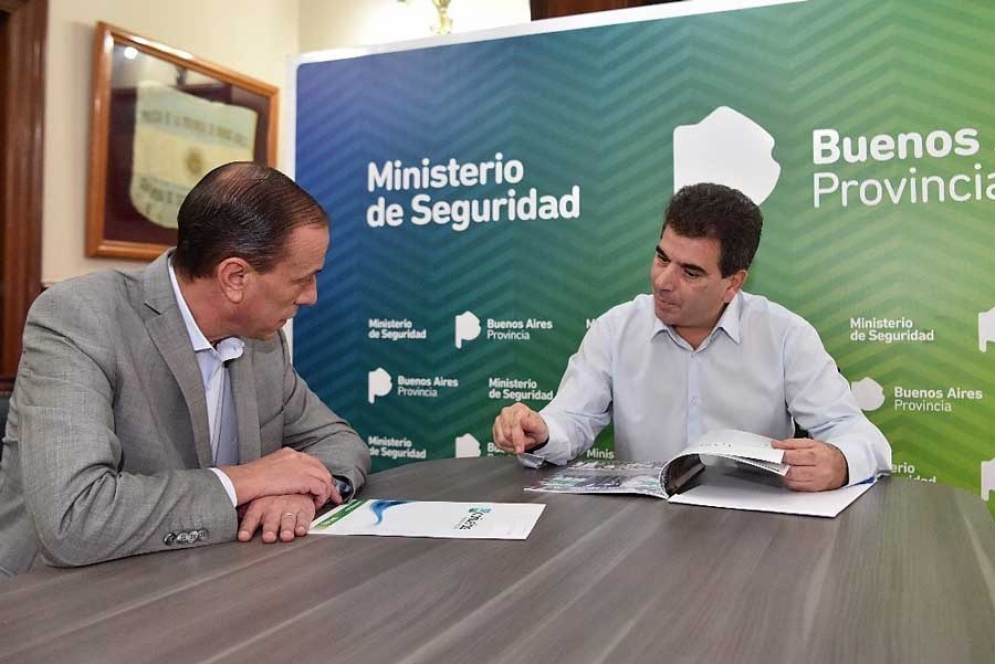 Arrieta junto al ministro Ritondo. 