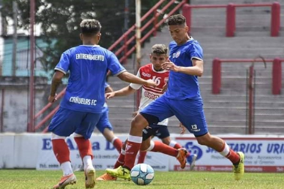 Aguirre pelea por un lugar entre los "11".