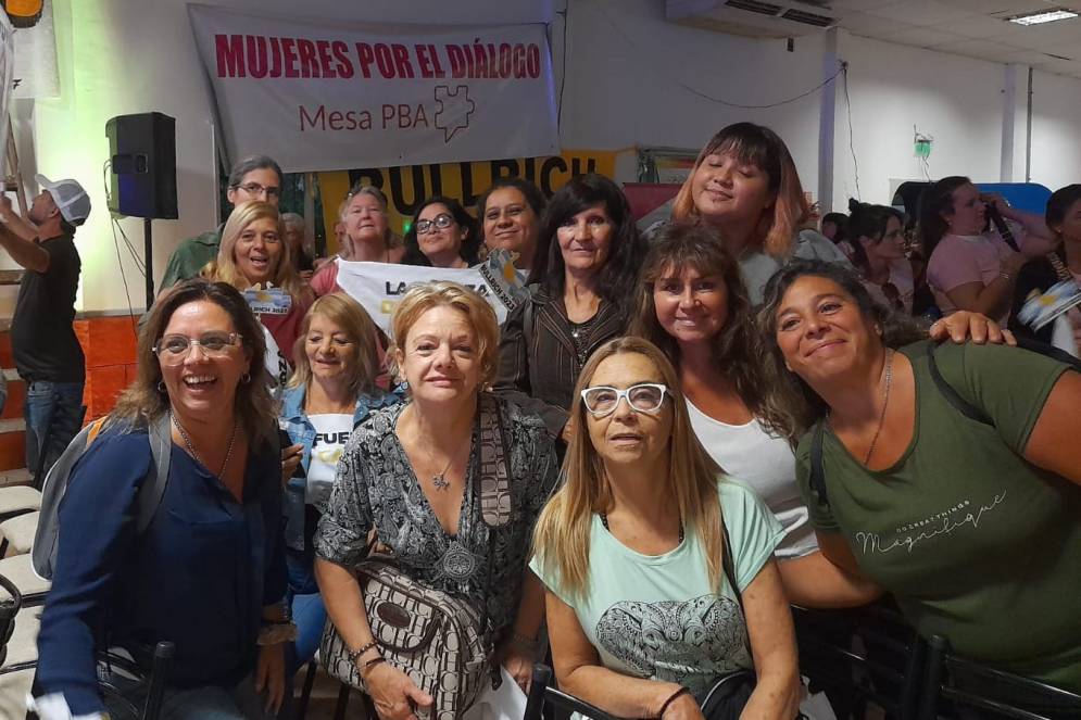 Blasco (de azul) junto a una comitiva de mujeres de Ca&ntilde;uelas, en un encuentro que encabez&oacute; Patricia Bullrich en La Matanza.