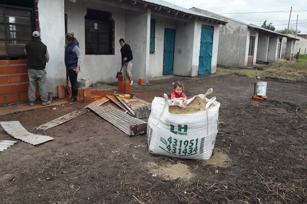 Los vecinos entraron en sus viviendas y se pusieron a trabajar r&aacute;pidamente. 