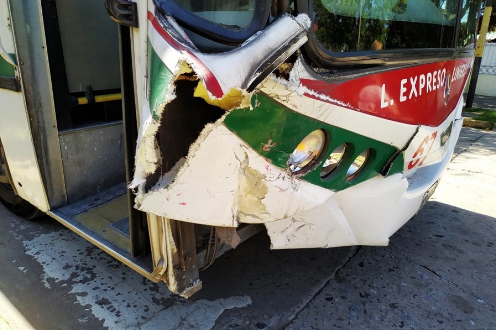 VIDEO: Un colectivo de la l&iacute;nea 88 impact&oacute; de lleno a un auto particular