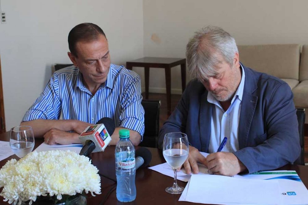 Arrieta y Vera firmando el convenio. 