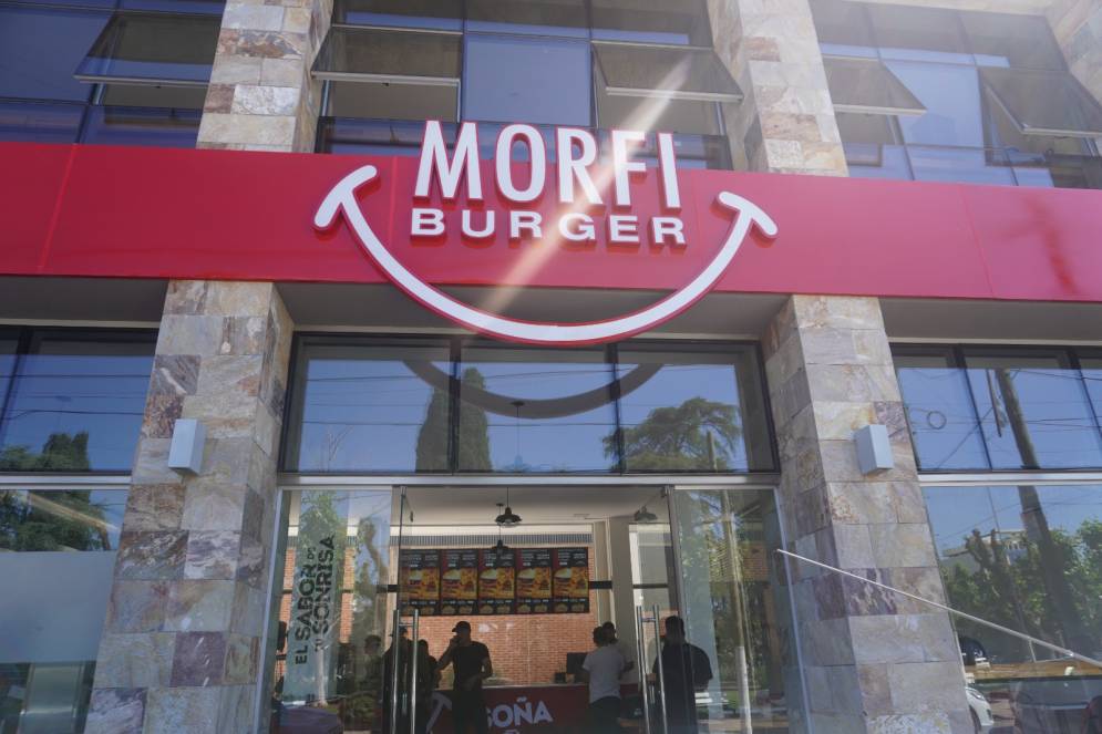 El frente del local, sobre calle Lara.