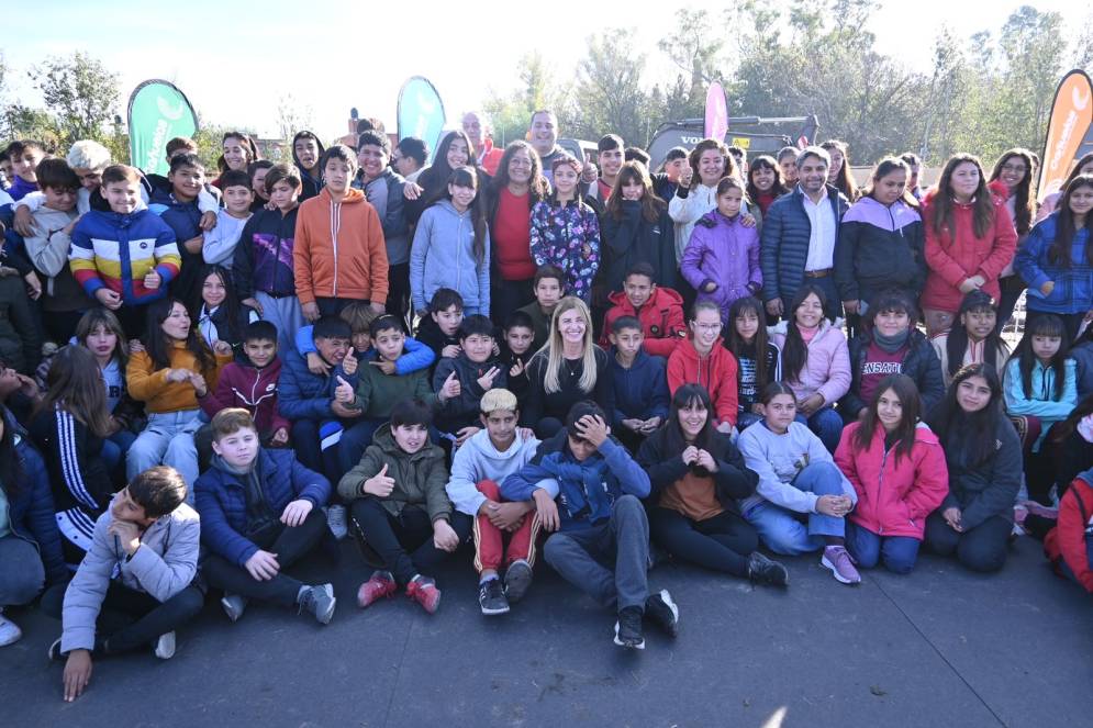 Estudiantes y funcionarios luego del acto.