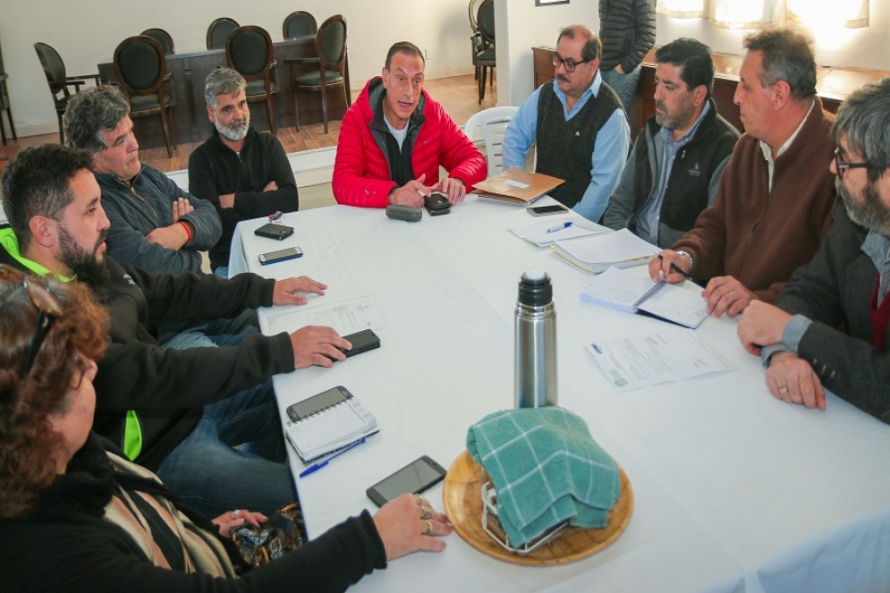 El intendente Arrieta junto a funcionarios y representantes de los gremios. 