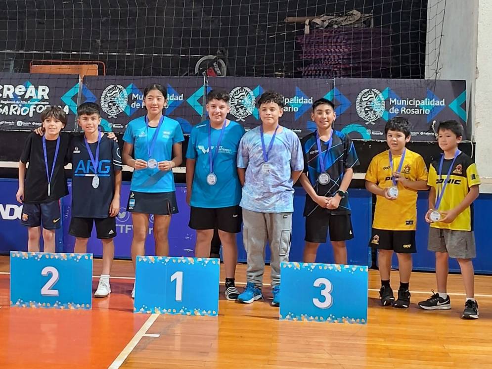 Muller (cuarto de izq. a der.) junto a su compa&ntilde;era de dobles en el primer puesto.