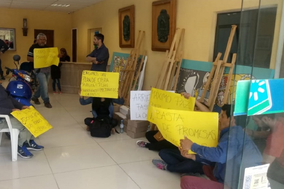 Sentada en el hall de la Casa de Gobierno