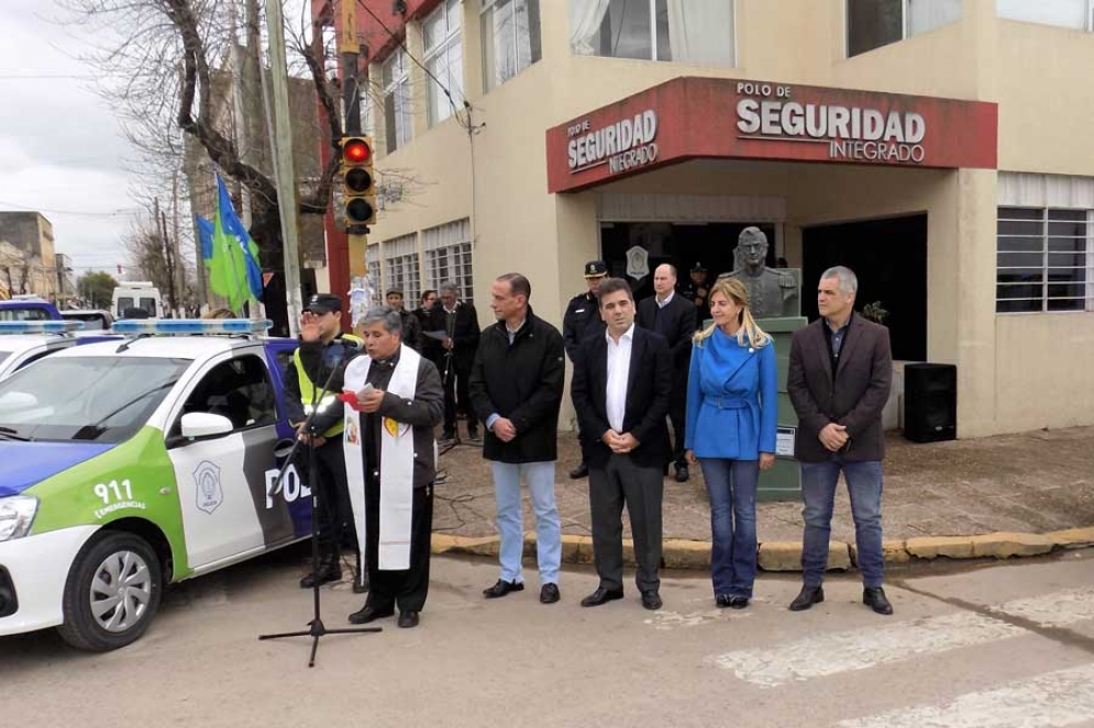 Las autoridades durante el acto de entrega de los m&oacute;viles. 