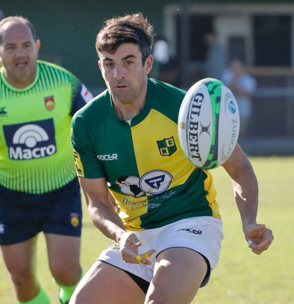 "Tano" Tripodi soltando un pase. (FOTO: Las Ca&ntilde;as).