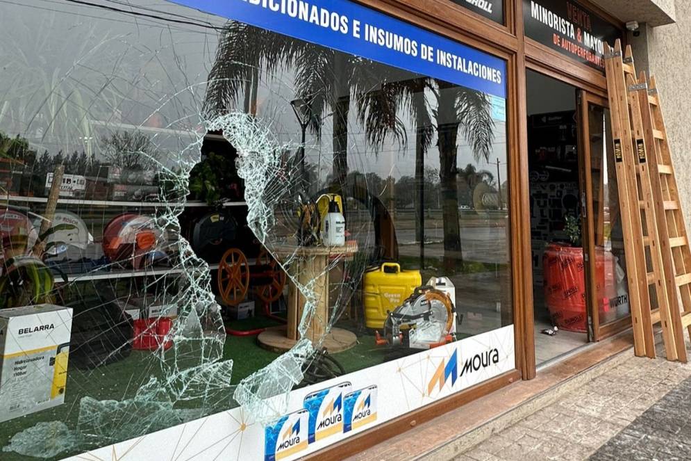 El ventanal de la Ferreter&iacute;a L&oacute;pez, estallado por los ladrones. 
