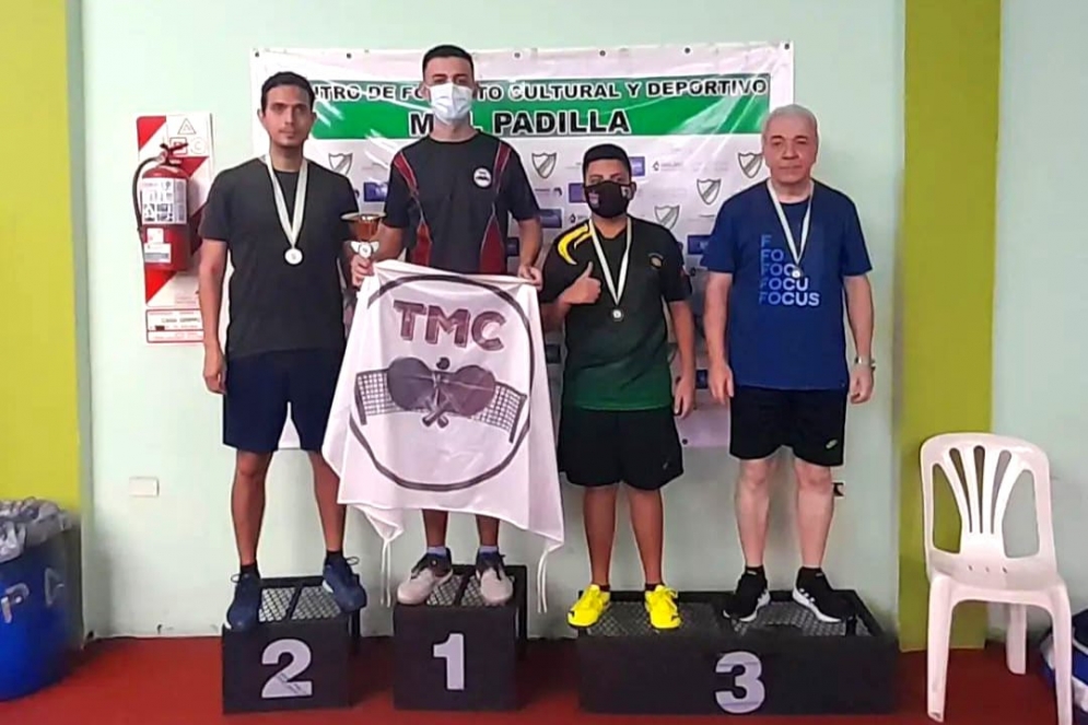 Tom&aacute;s Barrag&aacute;n en la cima del podio de Vicente L&oacute;pez.