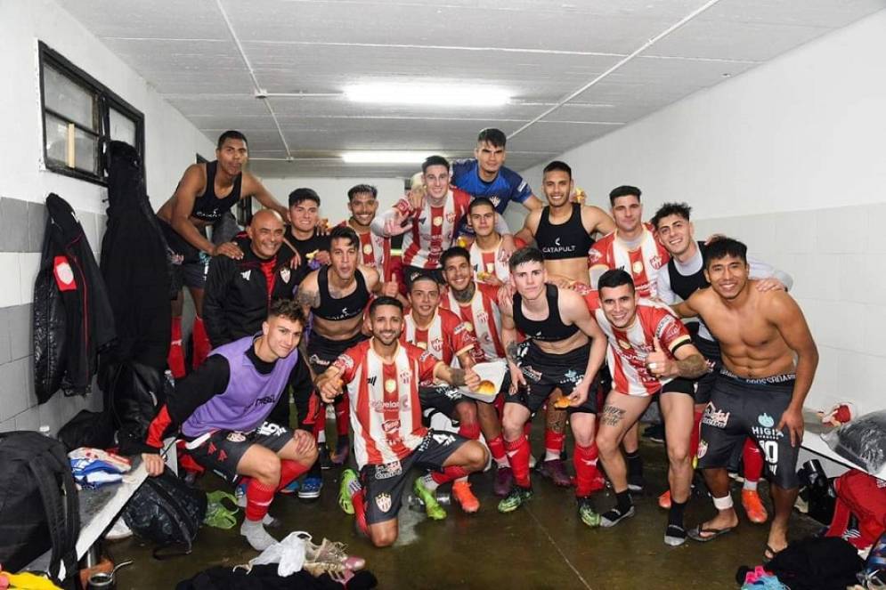 La foto triunfal del vestuario visitante en la tarde gris de s&aacute;bado. Ph: prensa CFC.