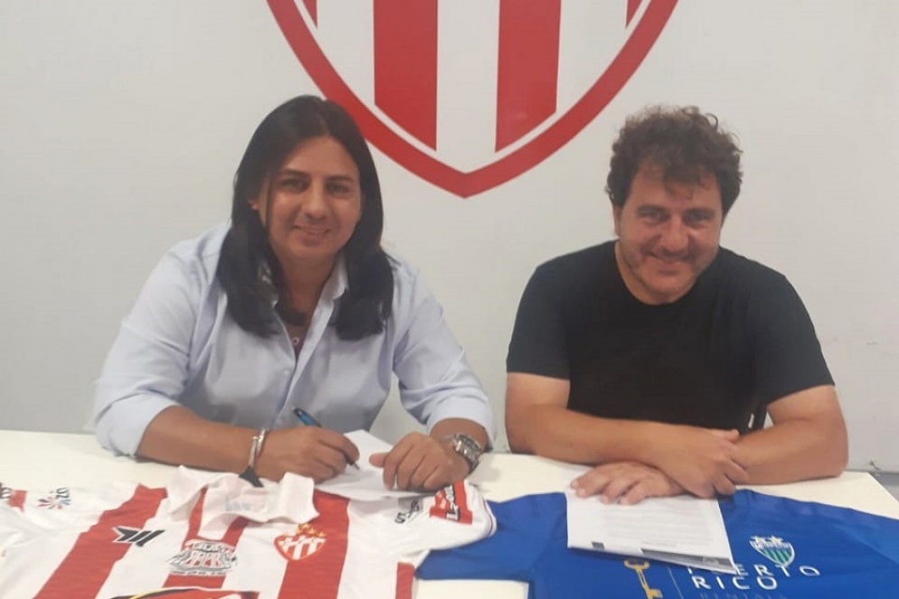 Los presidentes formalizando el acuerdo.