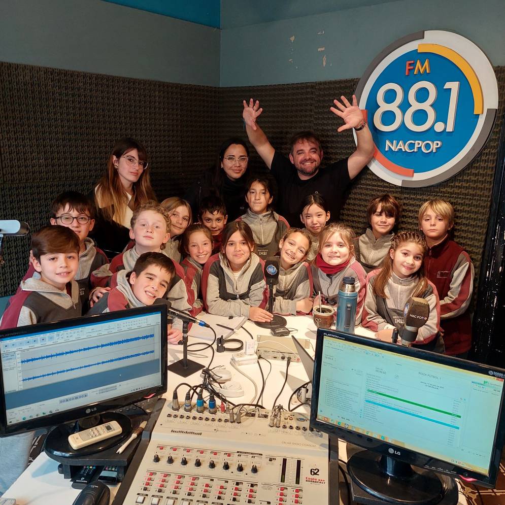 Los alumnos visitaron los estudios de la radio. 