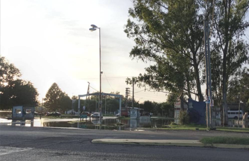 As&iacute; se encuentra el acceso al predio. El evento iba a arrancar a las 20.30 en el poli.