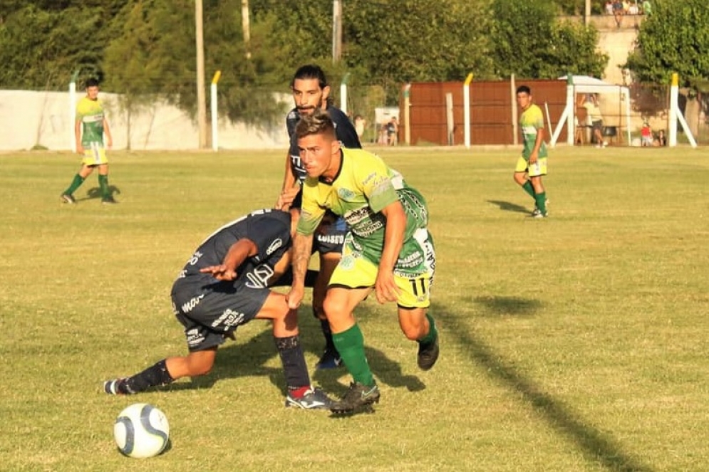 Jos&eacute; Gonz&aacute;lez, ex CFC, gambeteando la marca. Detr&aacute;s Leandro Lazzaro, autor del gol visitante. (FOTO: Candela Senas).