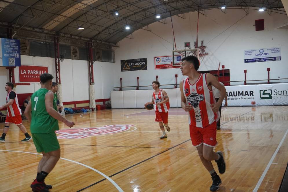 "Colo" Del Valle subiendo la bola para el&nbsp;local.