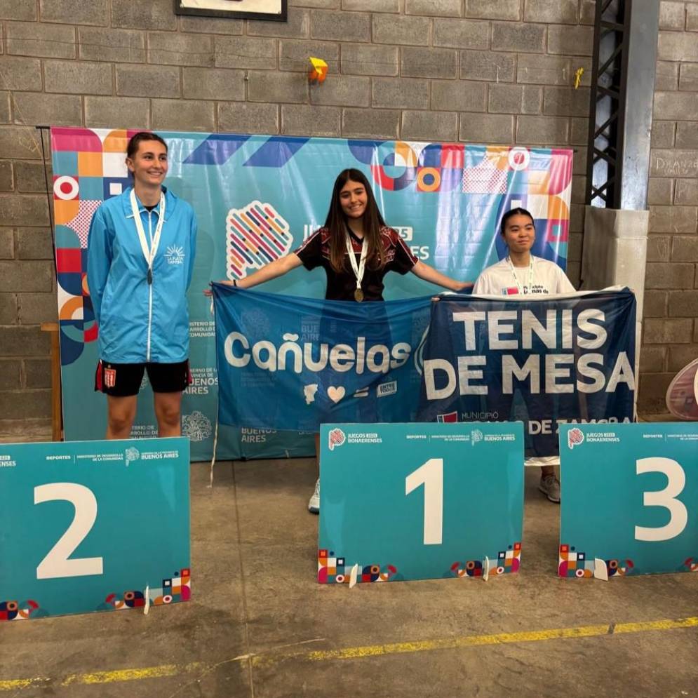 Morena Silva (Tenis de Mesa), con el oro en el pecho. 