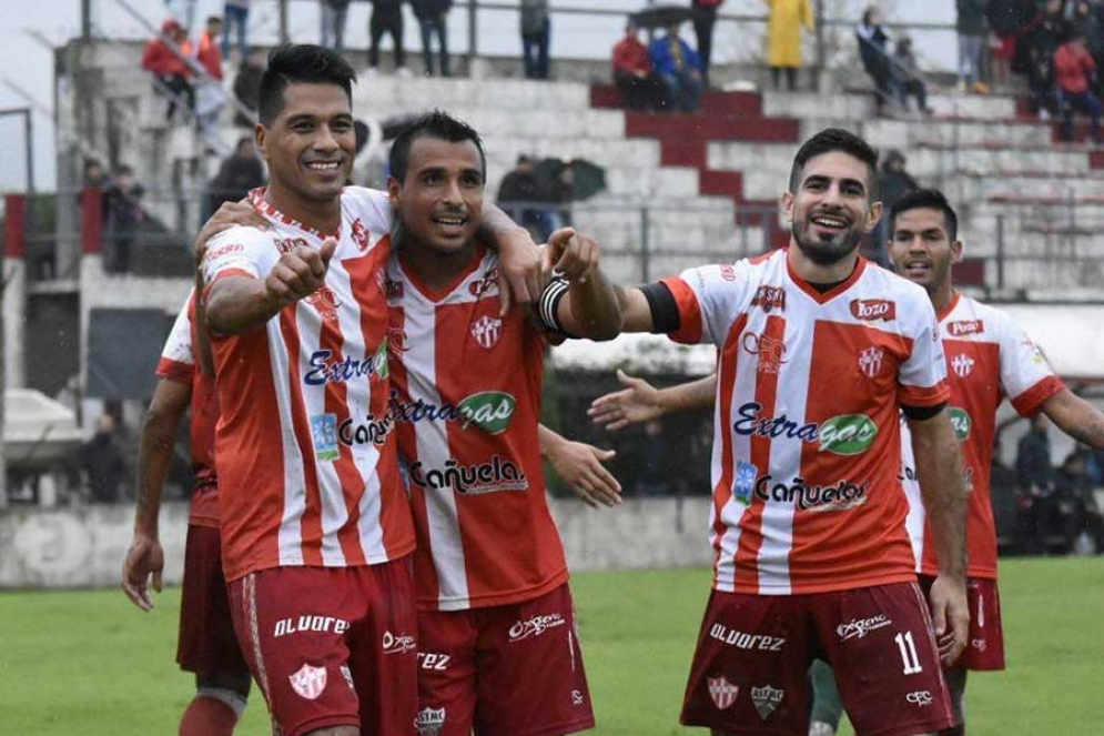 Mart&iacute;nez, Grecco y Perinciolo festajando uno de los tantos del CFC.