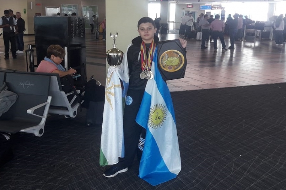 El campe&oacute;n, envuelto con la Bandera Nacional.