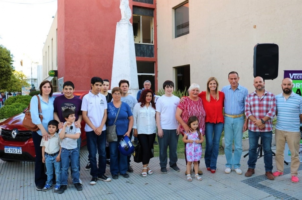 Arrieta, Fassi y concejales del oficialismo junto a los beneficiarios. 