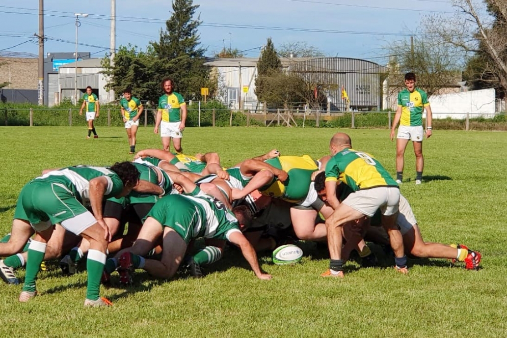 "Fico" Baquero esperando para sacar la guinda del scrum.