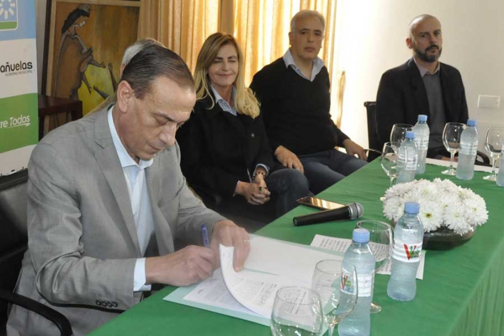 El intendente Gustavo Arrieta en la firma de convenio con la UBA.