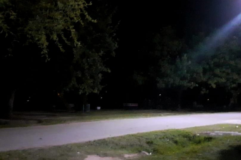 De fondo, la plaza Ag&uuml;ero inmersa en la oscuridad.